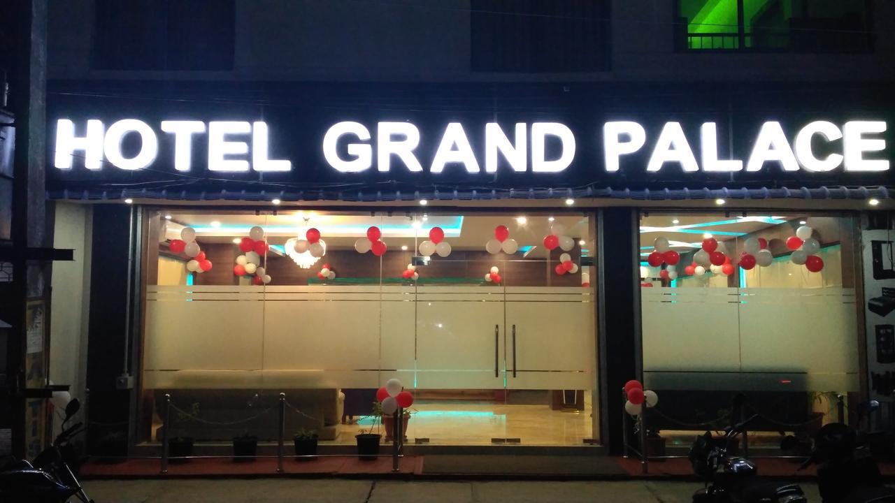 Hotel Grand Palace Jorhāt Exteriör bild